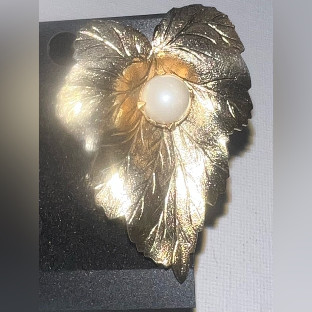 ♦️ Vintage Sarah Coventry Estate Pearl Leaf‎ Brooch. Used